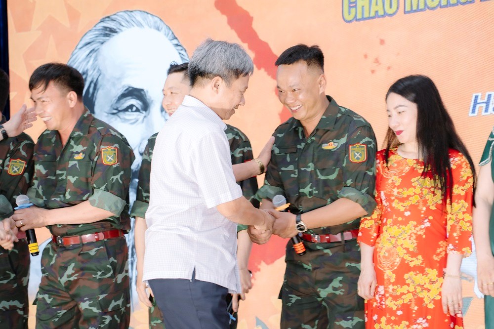 Lãnh đạo Công ty tặng hoa chúc mừng và động viên các tiết mục trong chương trình